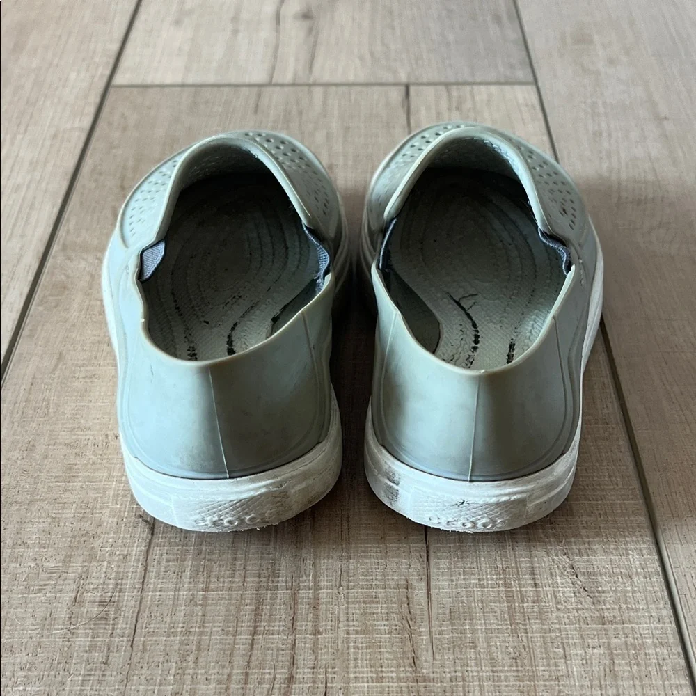 Crocs Comfort in Light Gray/Green